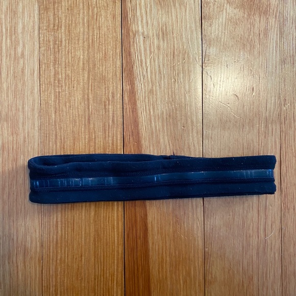 Classic black lululemon headband - Picture 2 of 2